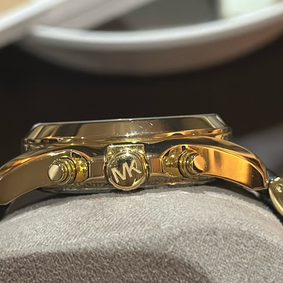 Authentic Michael Kors Bradshaw, Model MK 6268, Beautiful 2-Tone Chronograph - Picture 10 of 13